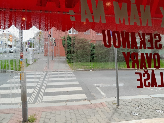 Pokud zvolíte stůl u okna do boční ulice, musíte počítat se zaroseným výhledem.