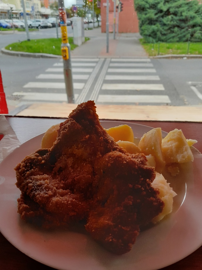 Jídlo se zde prodává na váhu. O tom, kolik toho přistane na talíři, si rozhodujete sami. Můžete se ozvat, když vám vyberou příliš velký, nebo naopak malý kousek. Brambory si lze nechat i omastit.