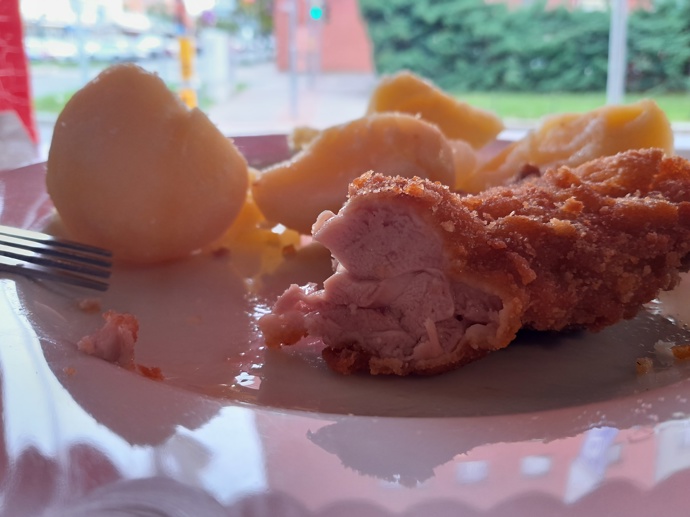 Průřez kuřecím řízkem. Naštěstí byl propečen i v tzv. rustikální hrubé části.