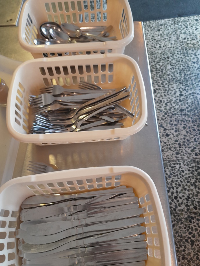 Pro někoho možná bude zatěžkávající zkouškou výběr příboru z košíků, které poznaly spoustu rukou...