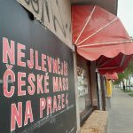 Za dobrého počasí lze pojíst i venku pod stylovými retro markýzami.