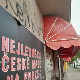 Za dobrého počasí lze pojíst i venku pod stylovými retro markýzami.