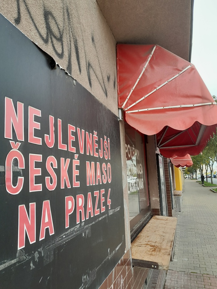 Za dobrého počasí lze pojíst i venku pod stylovými retro markýzami.