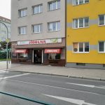 Pohled na jídelnu z ostrůvku na Budějovické ulici.