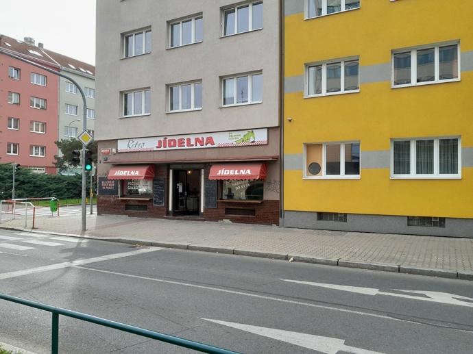 Pohled na jídelnu z ostrůvku na Budějovické ulici.