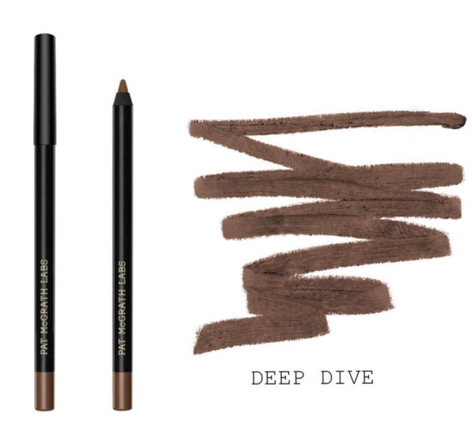 Na orámování rtů pro ombré efekt použila Pat McGrath v líčení pro Taylor Swift nejprve konturovací tužku v odstínu Deep Dive. PermaGel UltraLip Pencil Pat McGrath, 866 Kč