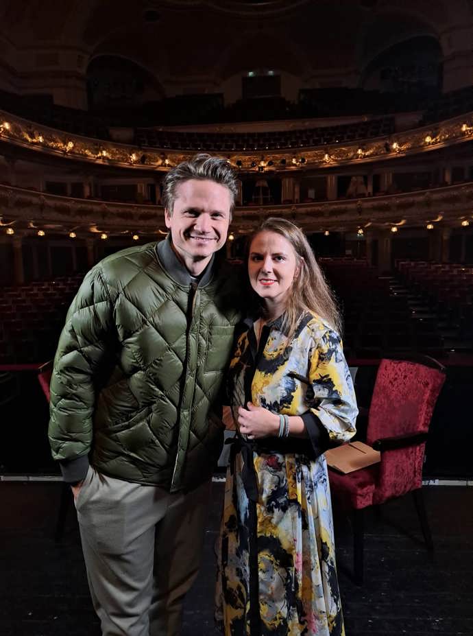 V pražském Hudebním divadle Karlín Ondřej přivítal redaktorku Lifee.cz Veroniku Novákovou.