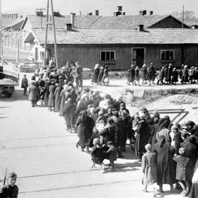 Pravděpodobně nikdo z těchto lidí ještě netuší, že skončí v krematoriu, nebo plynové komoře.