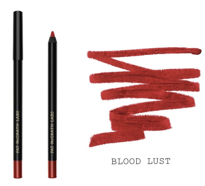 Konturkou v odstínu Blood Lust poté vyplnila rty. Pat McGrath, 866 Kč