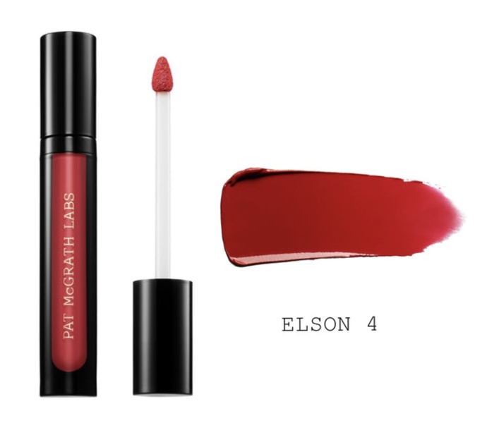 A ve finále nalíčila rty tekutou rtěnkou v sytě rudém odstínu. Tato rtěnka je navíc tou, kterou nosila Taylor Swift během The Eras turné. LiquiLUST Legendary Wear Matte Lipstick v odstínu Elson stojí 4 890 Kč.