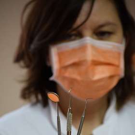 Harmohinder Sanghera byla nadějnou studentkou stomatologie. Když zjistila, že žena jejího milence Saira Aliho je těhotná, ubodala ji. Aby unikla trestu, naaranžovala to jako sebevraždu. Během útoku se však sama pořezala. A když pak vycházela z domu, uviděl ji jeden soused...