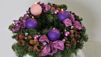 Tajemství adventu: Každá svíčka na věnci má svůj význam, důraz se klade na barvy