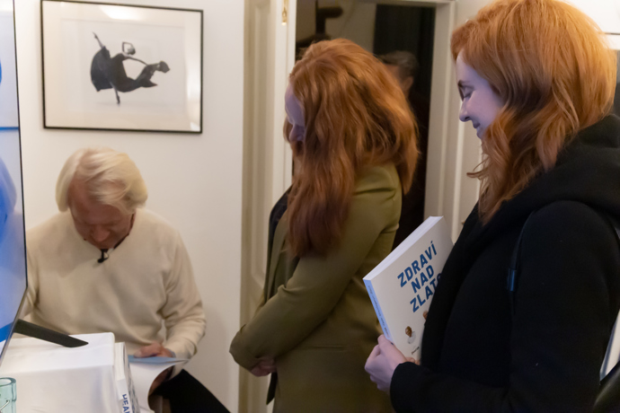 Herečky Alena Doláková s Martinou Babišovou si knihu profesora Dvořáka nechaly na místě podepsat.
