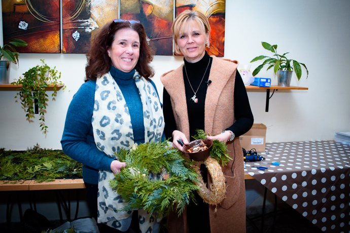 Evě Pavlové s tvořením věnce pomáhala ředitelka nadace Lucie Lišková.