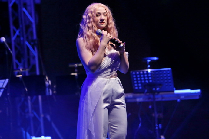 Zpěvačka se nebrání ani světlejším odstínům.