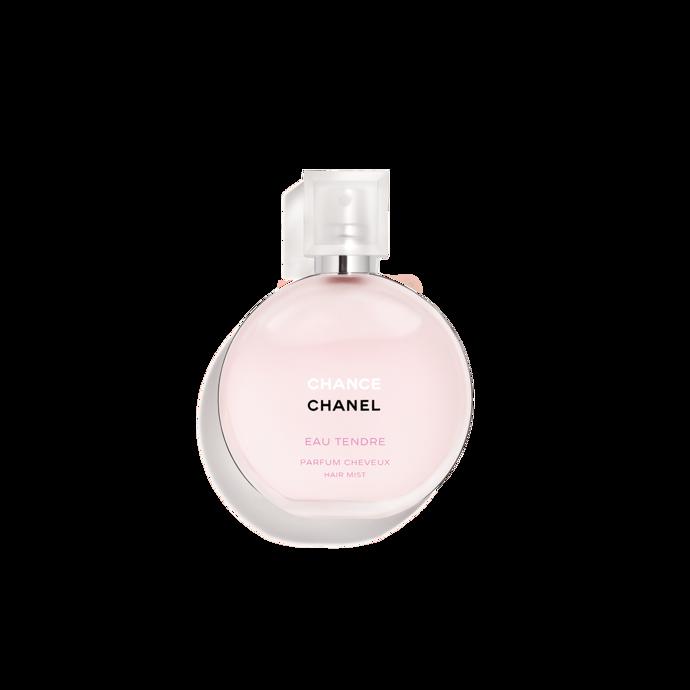 Řada parfémů Chanel Chance je čím dál bohatší. V roce 2019 přišel na trh parfém Eau Tendre, který je luxusní květinovo-ovocnou vůní. Najdete v něm hyacint, jasmín i kosatec. Zároveň je ojíněn grapefruity, kdoulemi a nechybí ani tóny ambry a cedru. Ikonický flakonek s 50 ml zakoupíte od tří tisíc korun.