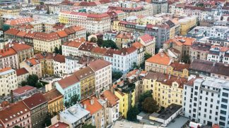 Bydlení v Praze vs za Prahou