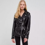 Letos je módní provedení této bundy ve vinylové úpravě. DKNY, answear.cz, 3399 Kč