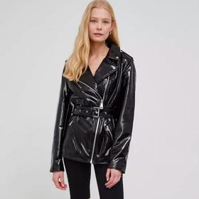 Letos je módní provedení této bundy ve vinylové úpravě. DKNY, answear.cz, 3399 Kč