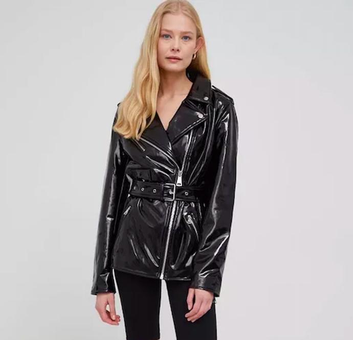 Letos je módní provedení této bundy ve vinylové úpravě. DKNY, answear.cz, 3399 Kč