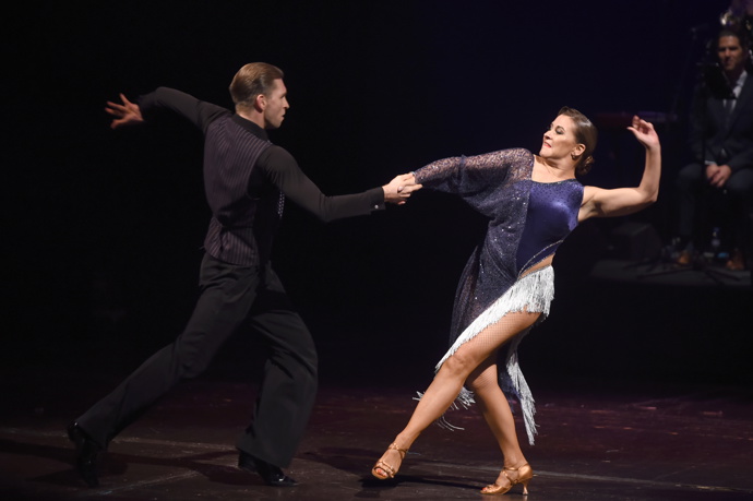 Během tance ukázala svá vysportovaná stehna a úzký pas.