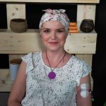 Hanka si v březnu letošního roku našla nádor v prsu, podstoupila sérii čtyř silných chemoterapií a nyní ji koncem listopadu čeká oboustranná mastektomie, tedy odnětí obou prsů.