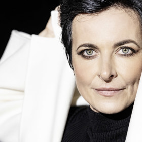 Charismatická žena Lenka Bradáčová má uhrančivý pohled.