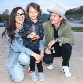 Starší syn Evy Burešové, osmiletý Nathaniel, se chce také věnovat hudbě. 