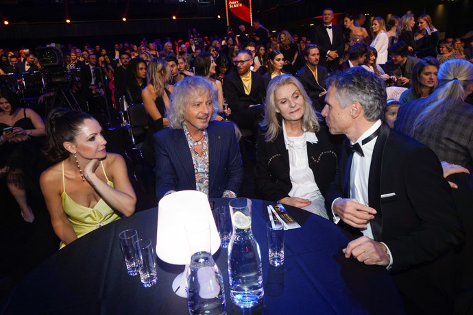 Ve společnosti je zpěvák velmi oblíbený.