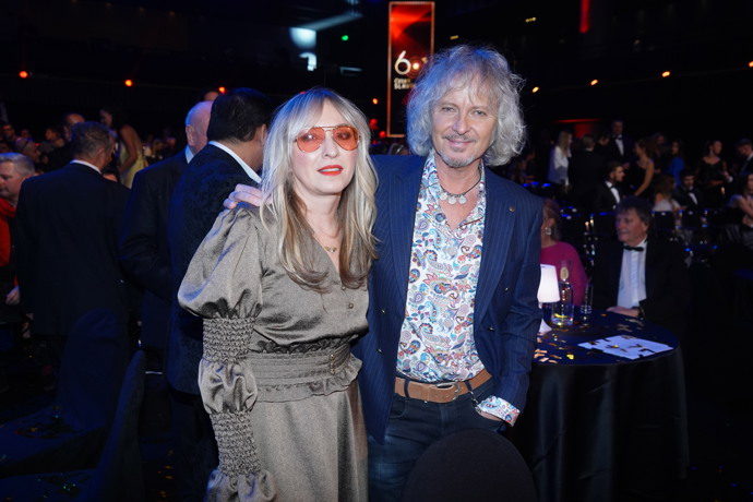 Zpěvák si oblíbil také výrazné košile. 