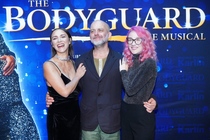 Namísto Kevina Costnera bude o hlavní hvězdu pečovat herec Hynek Čermák.