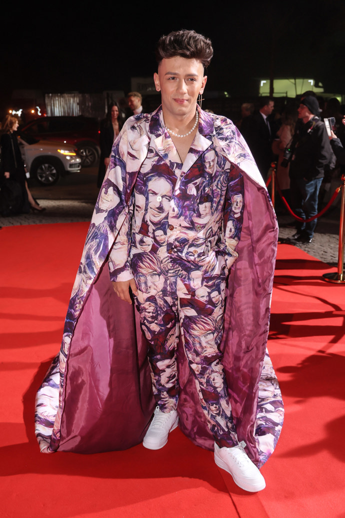 Honza tento model doplnil bílými teniskami. 