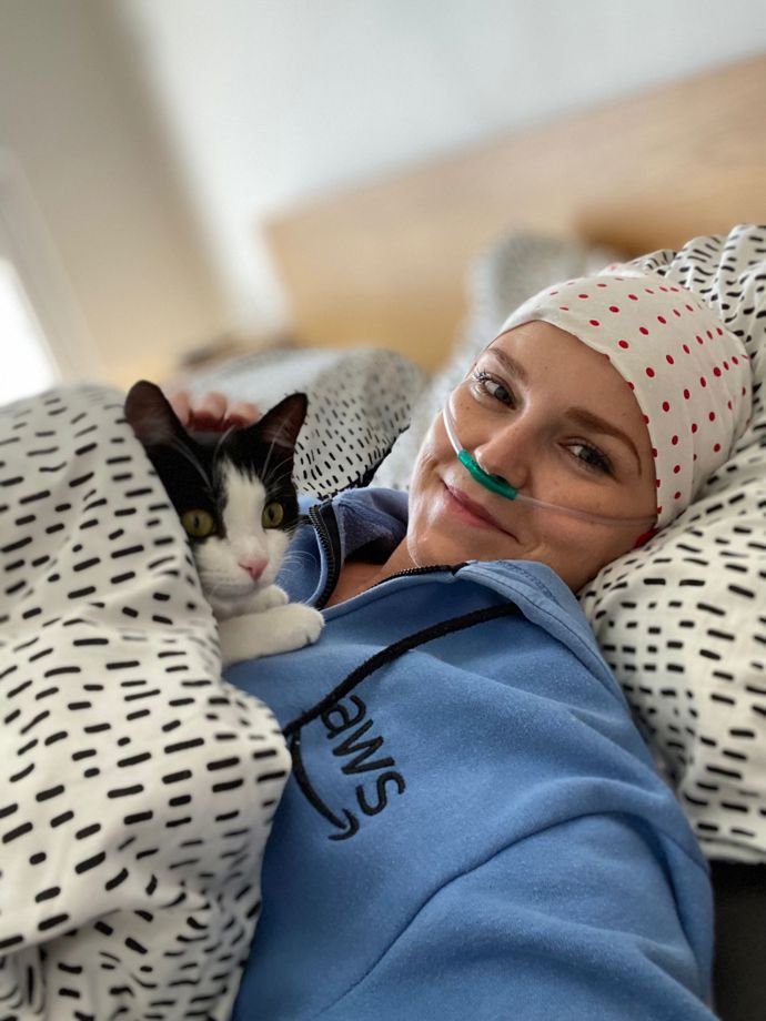 I na chemoterapii se snažila najít něco optimistického a dobrého, přesto bývalo Hance opravdu špatně. Sílu jí dodával nejen milovaný kočičí mazlíček, ale také molekulární vodík, který pravidelně inhalovala.