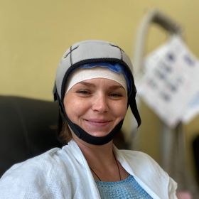 První chemoterapii podstoupila v červnu letošního roku. Tehdy ještě s chladicí čepičkou, která měla omezit vypadávání vlasů.