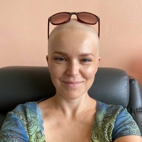 Hanka postupně přišla v důsledku chemoterapie o vlasy, řasy i obočí a čeká ji ještě další náročná léčba. V první řadě půjde o oboustrannou mastektomii, po níž bude následovat histologie a dlouhé sledování, zda se nádor na zbytku tkáně neobjeví znovu. Pokud se tak nestane, podstoupí Hanka za rok remodelaci prsou.