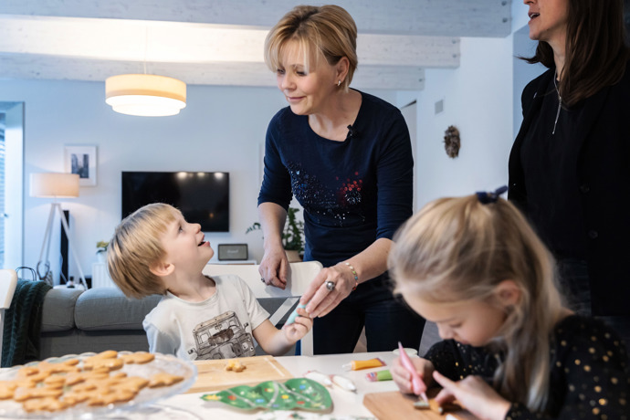 Tvoření vánočních věnců se účastnil také vnuk paní Evy, tedy syn její dcery Evy.