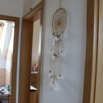 Koupelna (vlevo) se nachází hned vedle Hančiny ložnice, kde má také svoji šatní skříň. Vše je umístěné v poschodí rodinného domku.