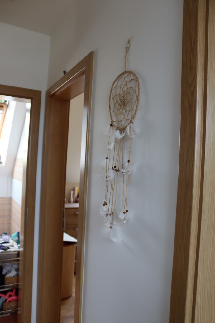 Koupelna (vlevo) se nachází hned vedle Hančiny ložnice, kde má také svoji šatní skříň. Vše je umístěné v poschodí rodinného domku.