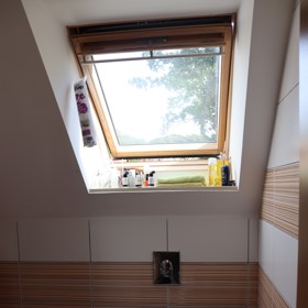 V koupelně nechybí vedle záchodu také bidet.