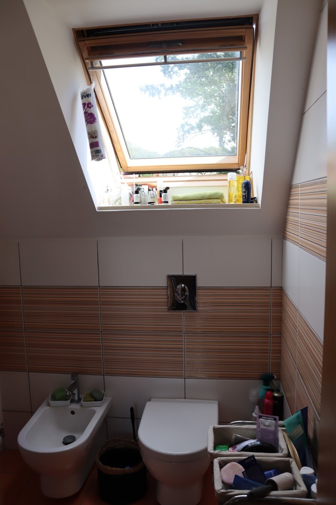 V koupelně nechybí vedle záchodu také bidet.