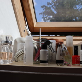 Kosmetiku skladuje Hanka Kynychová v koupelně na okně.