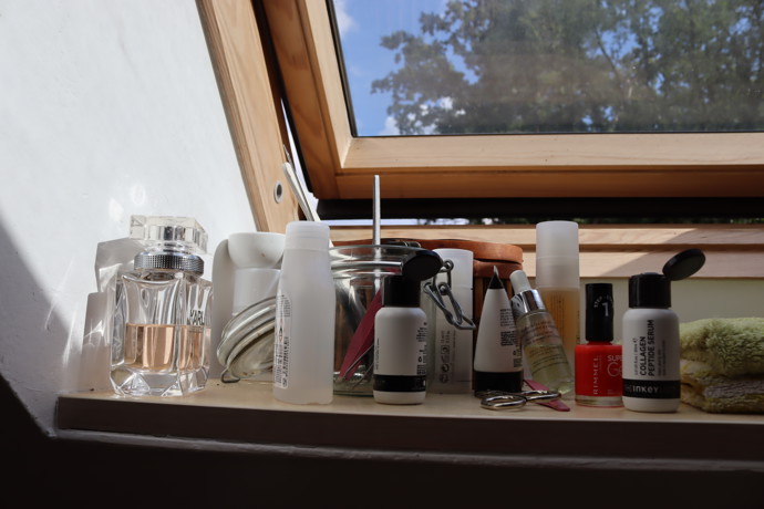 Kosmetiku skladuje Hanka Kynychová v koupelně na okně.