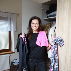 Ve skříni Hanky Kynychové nechybí vedle huňatých zimních kabátů ani sportovní oblečení, které v práci denně obléká.