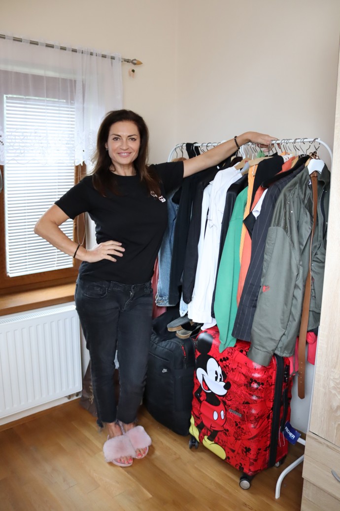 Množství zimních kabátů ještě u Hanky visí na štendru vedle šatní skříně.