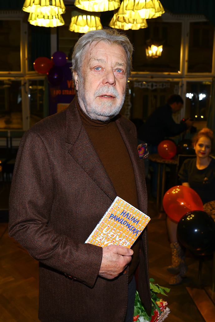 Herec Jan Kanyza si s knihou v ruce spokojeně užíval halloweenského večírku.