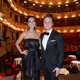 Po boku partnerky Daniely Písařovicové vypadá muzikant spokojeně a vyrovnaně.