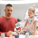 Tomáš Plekanec se svou dcerou Leontýnkou.