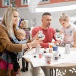 Lucie Šafářová navštívila s Tomášem Plekancem a oběma dětmi vánoční rozsvícení Stromu radosti.