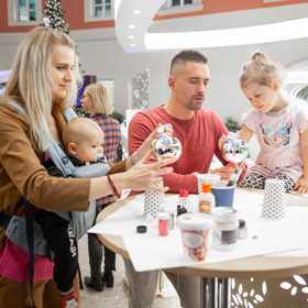 Lucie Šafářová navštívila s Tomášem Plekancem a oběma dětmi vánoční rozsvícení Stromu radosti.