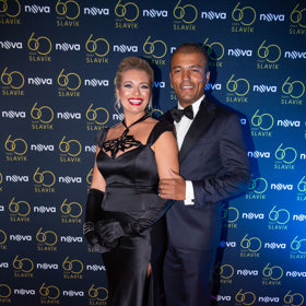 Dlouhé roky je pracovním partnerem Lucie Borhyové moderátor Rey Koranteng.